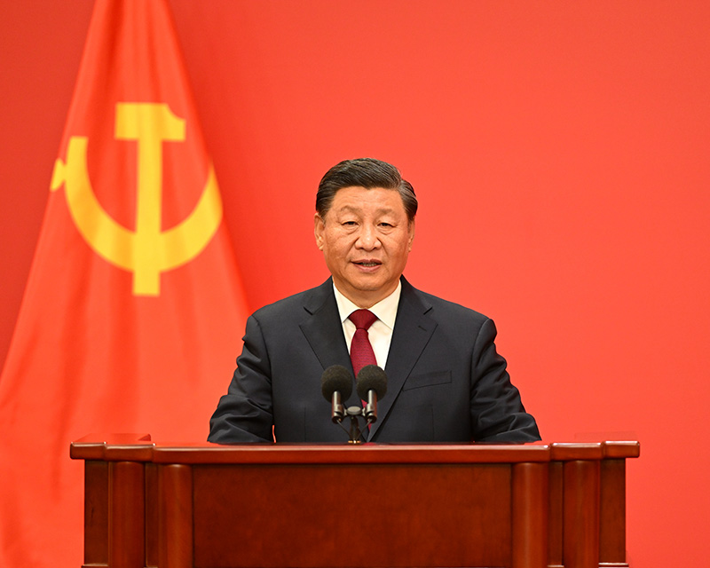 10月23日，刚刚在中国共产党第二十届中央委员会第一次全体会议上当选的中共中央总书记习近平和中共中央政治局常委李强、赵乐际、王沪宁、蔡奇、丁薛祥、李希在北京人民大会堂同中外记者亲切见面。这是习近平发表重要讲话。